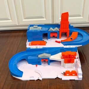 Hot Wheels Car Wash and Service Station Center PlaySet Mattel
